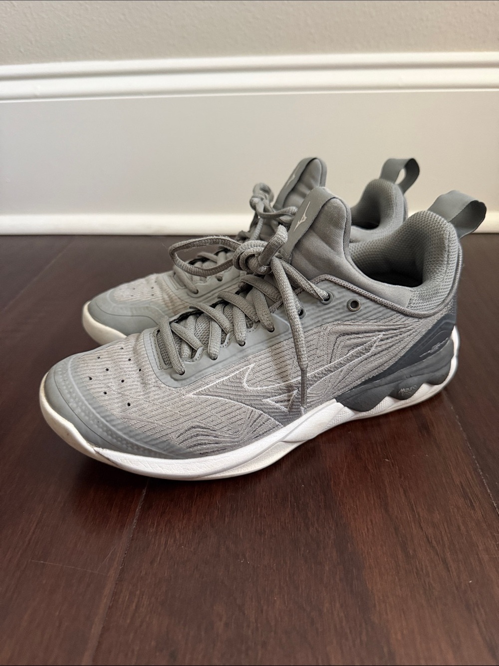 Mizuno Light Gray Low-Top Athletic Sneakers great for Volleyball